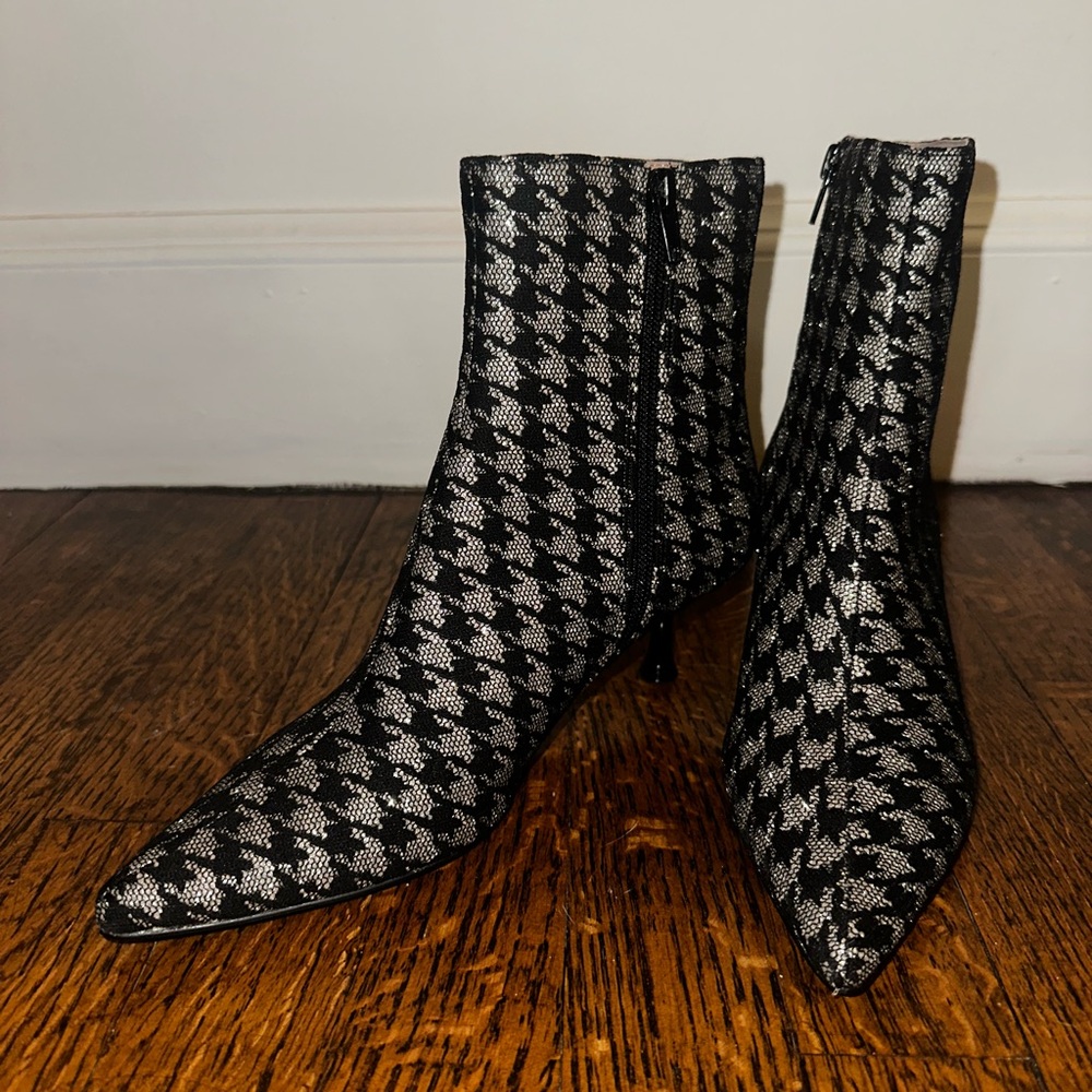 Betsey Johnson Parker pointed toe kitten heel booties metallic black/silver Sz 6